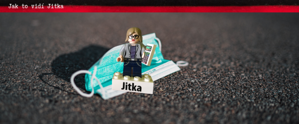 Lego postava Ing. Jitky Brychtové před rouškou.