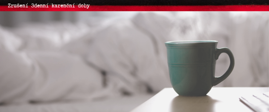 Hrnek s čajem položený na nočním stolku u postele, navozuje pocit nemoci.