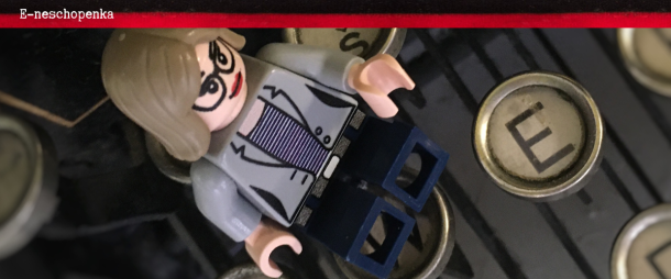 Lego figurka Ing. Brychtové položená na psacím stroji vedle písmenka E.